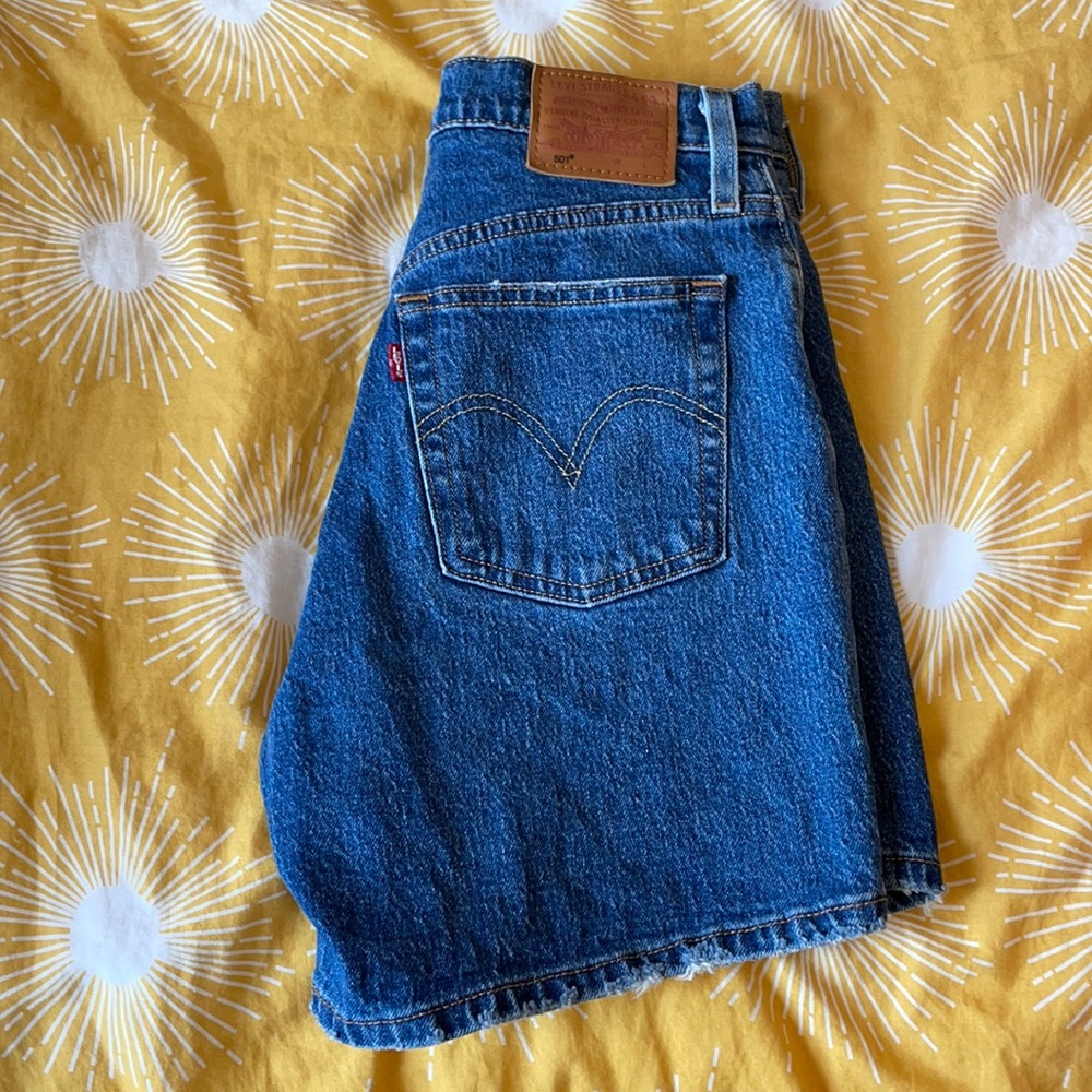 Levi high rise mid length jean short size 26